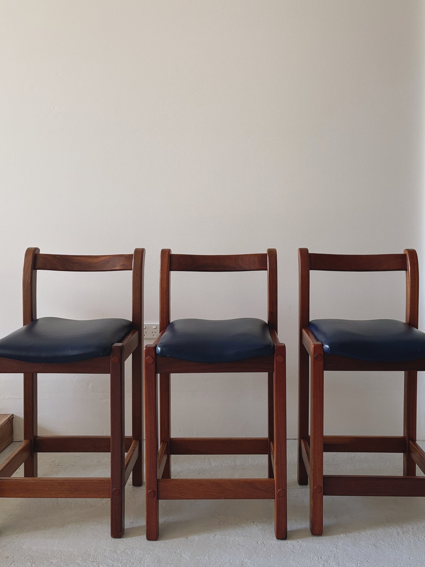 Set x 4 Curve Back Stools