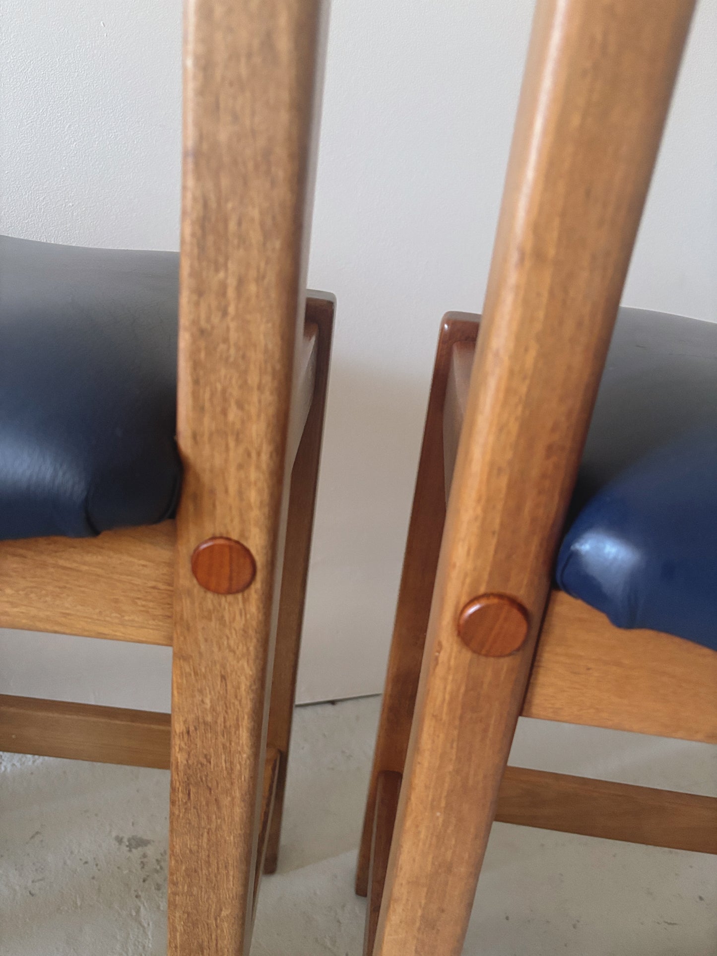 Set x 4 Curve Back Stools