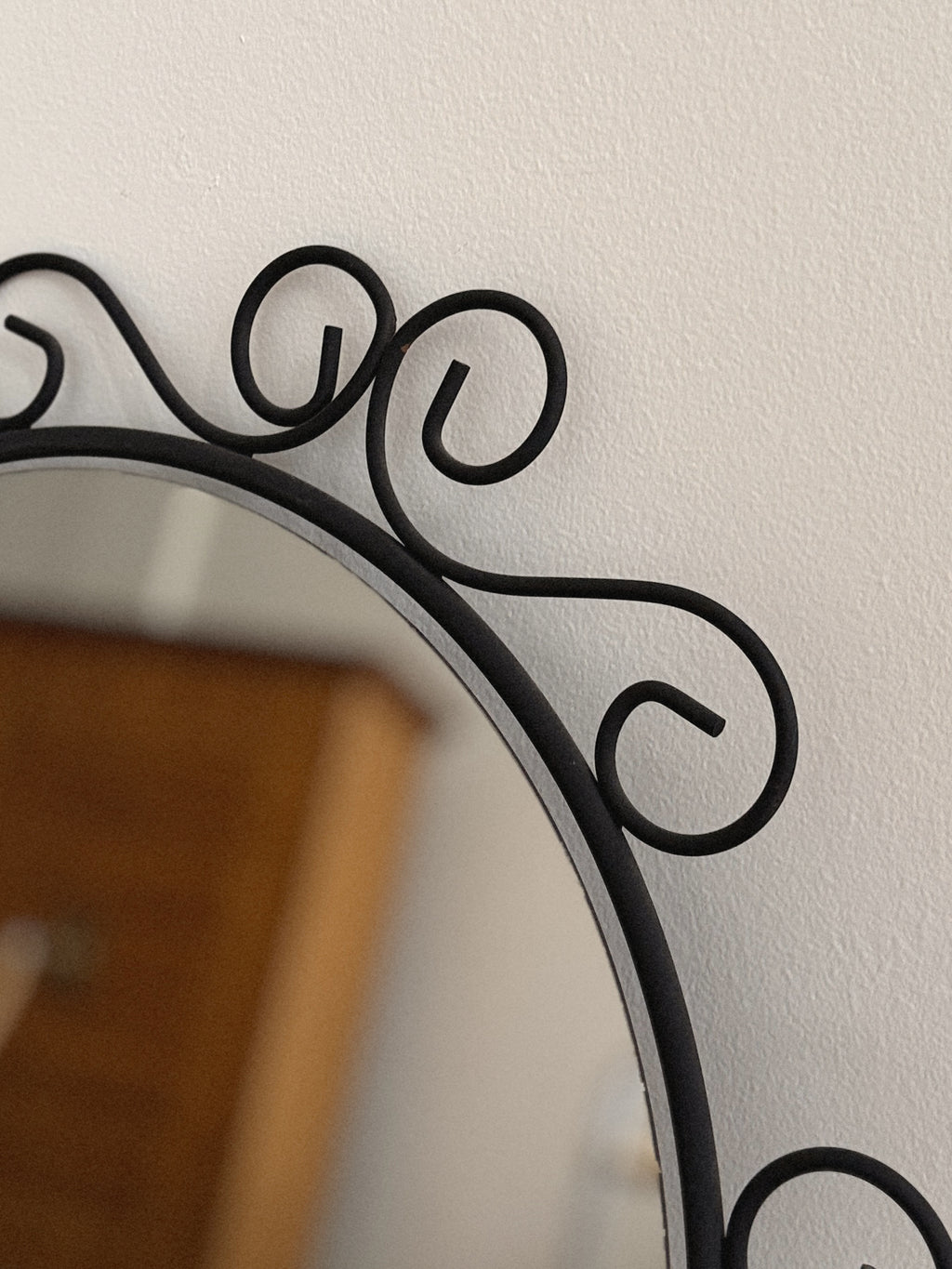 Curly Round Iron Mirror