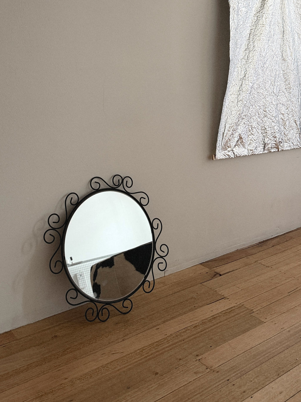Curly Round Iron Mirror