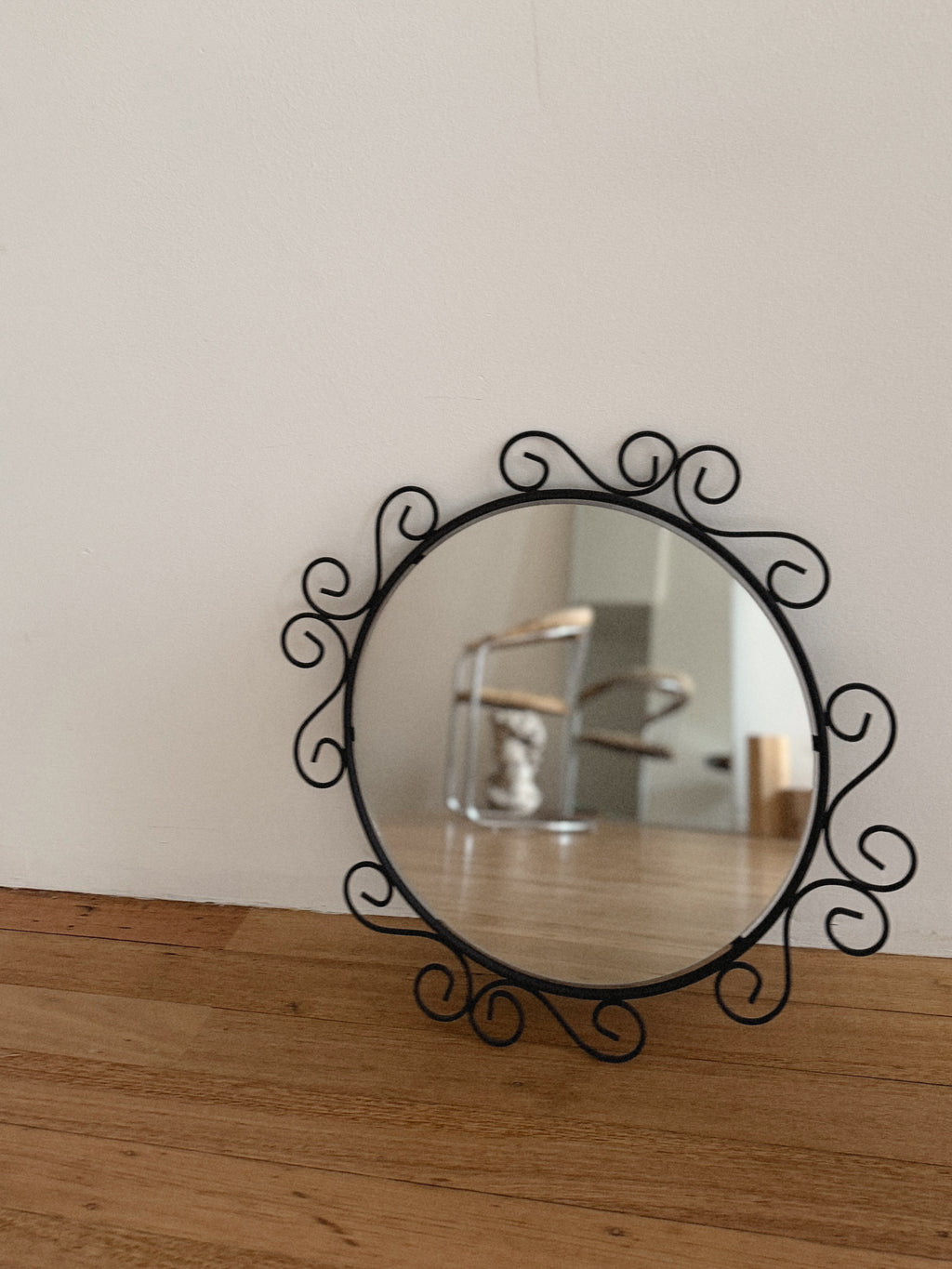 Curly Round Iron Mirror